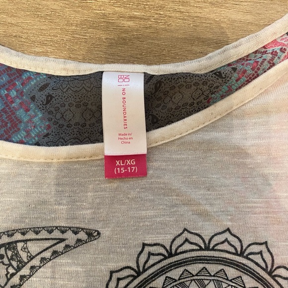 Light and colorful 3/4 length tee - Picture 2 of 3